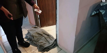 כלואה בדירתה שלה