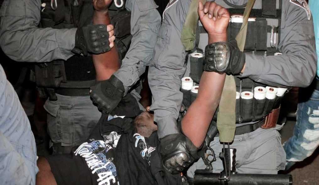 שוטרי יס"מ עוצרים מפגין | צילום: אורי פינר