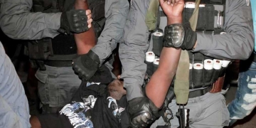 שוטרי יס"מ עוצרים מפגין | צילום: אורי פינר