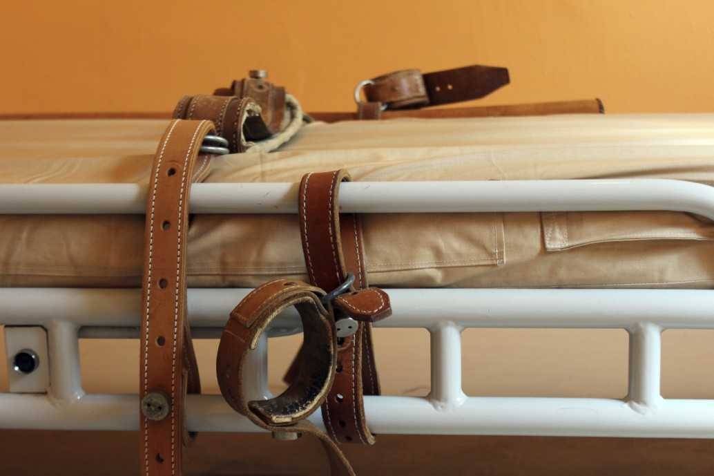 "פרקטיקות ברוטליות כקשירת בני אדם לשעות ולימים". אילוסטרציה