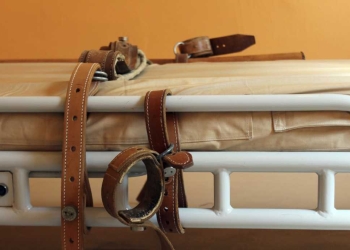 "פרקטיקות ברוטליות כקשירת בני אדם לשעות ולימים". אילוסטרציה