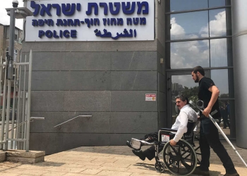 ג'עפר פרח בכניסה למשטרת חיפה - יוני 2018 | צילום: חיים הר־זהב