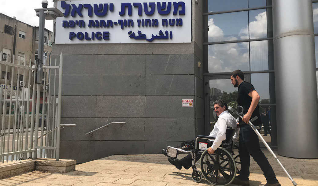 ג'עפר פרח בכניסה למשטרת חיפה - יוני 2018 | צילום: חיים הר־זהב