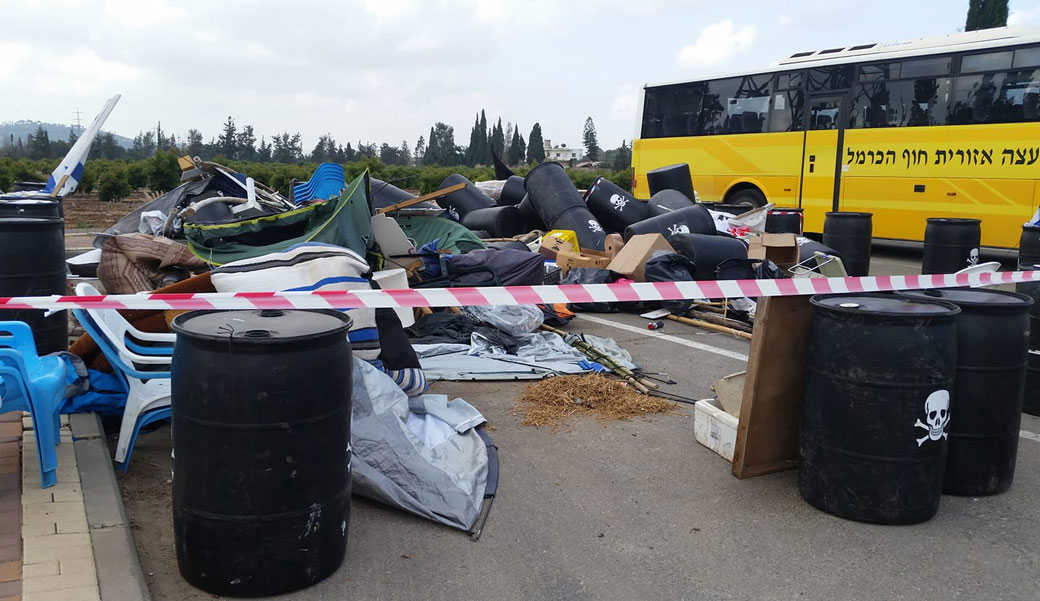 עשרות שוטרים פינו את מאהל המחאה נגד אסדת הגז בחוף דור