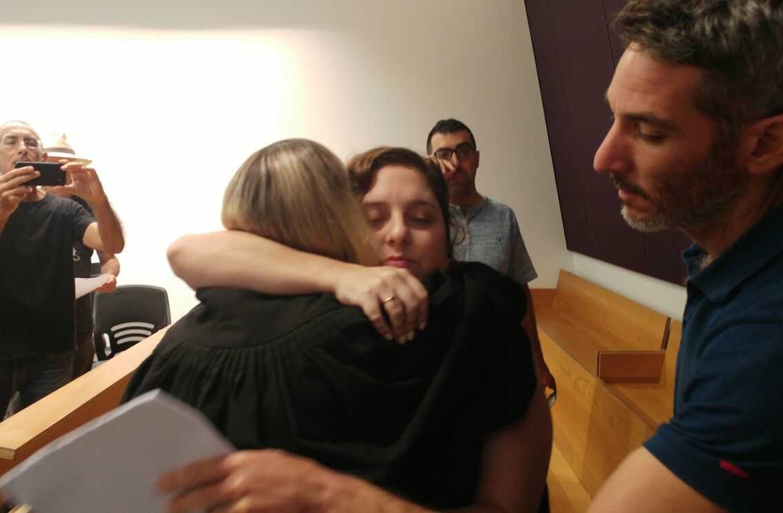 שרי גולן, אחת המתלוננות נגד קסטיאל, מחבקת את התובעת עו"ד רוני מודריק | צילום: שרון שפורר