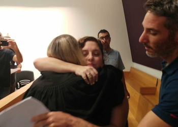 שרי גולן, אחת המתלוננות נגד קסטיאל, מחבקת את התובעת עו"ד רוני מודריק | צילום: שרון שפורר