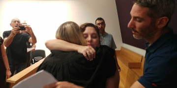 שרי גולן, אחת המתלוננות נגד קסטיאל, מחבקת את התובעת עו"ד רוני מודריק | צילום: שרון שפורר