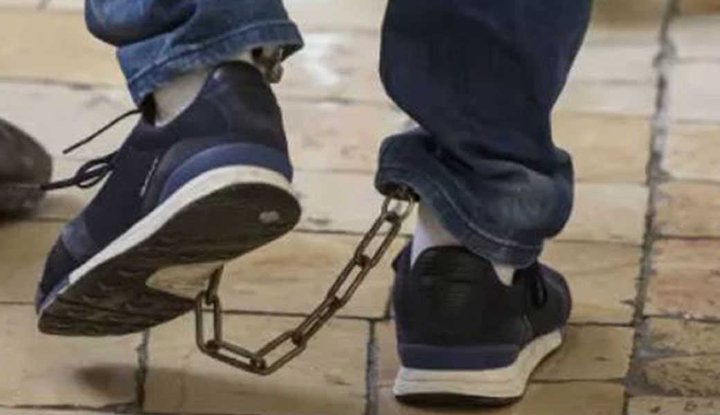 עציר באזיקים