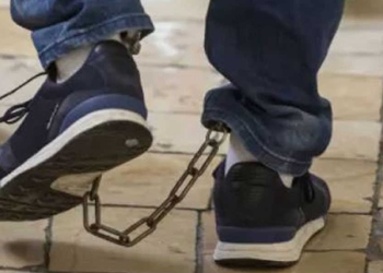 עציר באזיקים