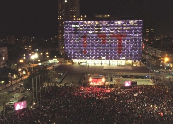 כיכר (חצי) ריקה? צילום רחפן משתי זוויות | צילום: רום ברנע