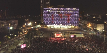 כיכר (חצי) ריקה? צילום רחפן משתי זוויות | צילום: רום ברנע