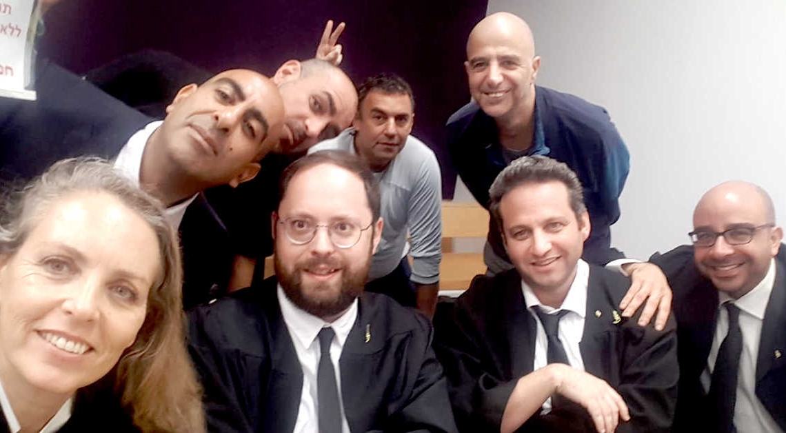 ״"יש הרבה אירוניה בכך שרקפת רוסק עמינח מנכ"ל בנק לאומי שכל כך מנותקת מעם, פוגשת בבית המשפט את פעילי המחאה הכי עממיים שיש״ | מתוך דבריה של עובדת לשעבר בבנק לאומי