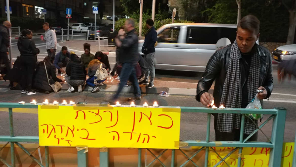 המקום בו נורה יהודה ביאדגה בידי שוטרים בבת ים | צילום: אבי בלכרמן