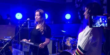 שרון שפורר בעת קבלת הפרס השבוע