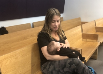 שפורר בבית המשפט עם בנה