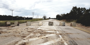 דריכות לקראת סבב נוסף. חסימת צירים ליד נחל עוז | צילום: אוריאל גור דוד