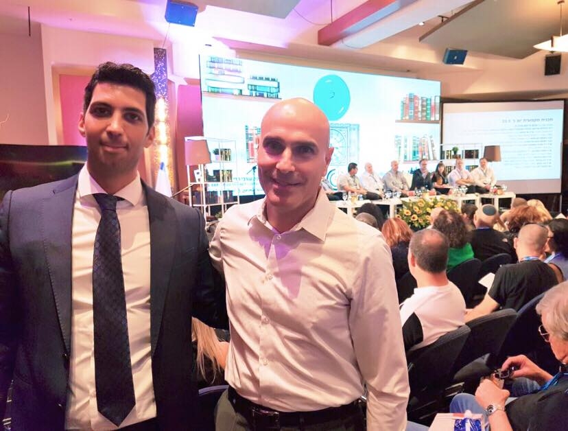 לירום סנדה ״בתמונה עם חברנו ויו״ר לשכת עורכי הדין אפי נוה | צילום מסך פירמת ls