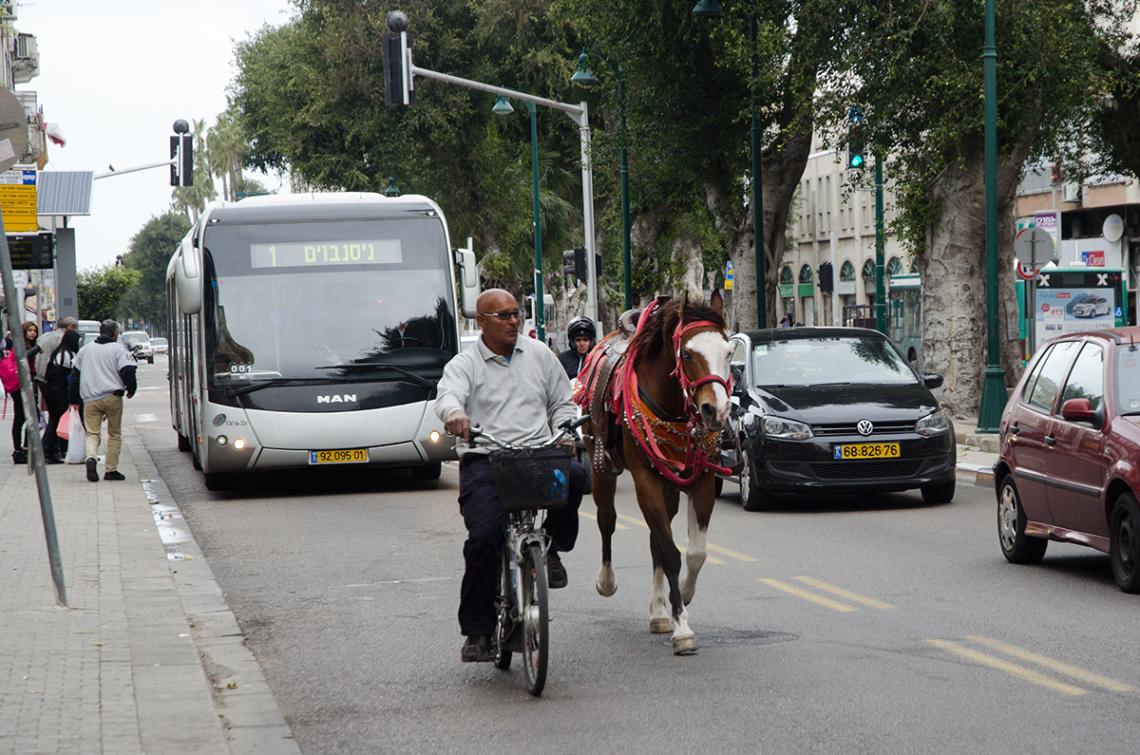 שדרות ירושלים לפני השיפוצים. התכנון המקורי היה להשאיר צד אחד פתוח | צילום: ורד נבון