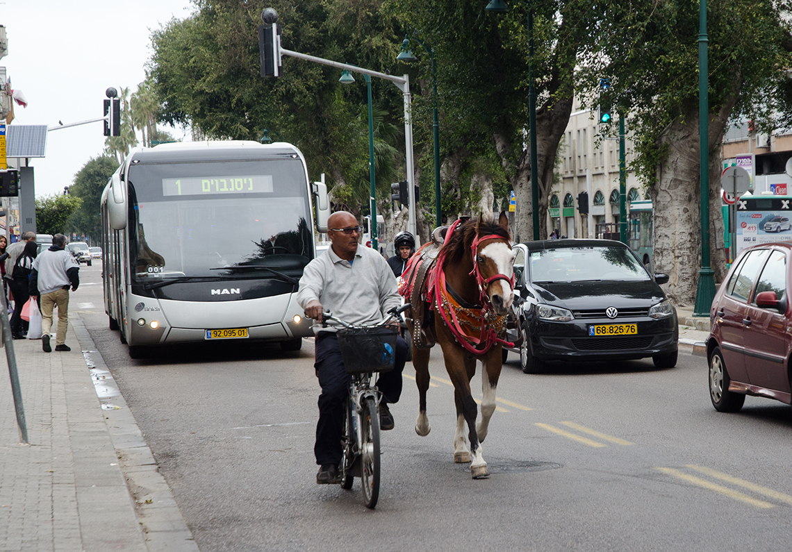 שדרות ירושלים לפני השיפוצים. התכנון המקורי היה להשאיר צד אחד פתוח | צילום: ורד נבון