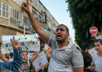 "יהודים וערבים לא יחיו פה בפקקים". הפגנה ביפו  | צילום: ורד נבון