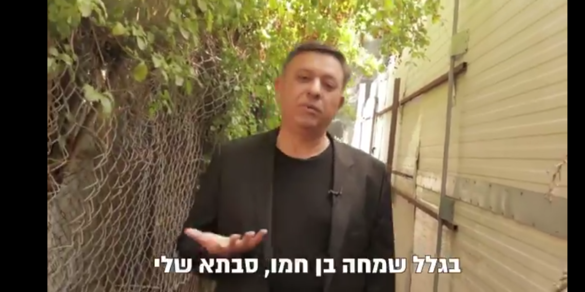 אבי גבאי בסרטון שהעלה השבוע. הסבתא נשלפה מהארון