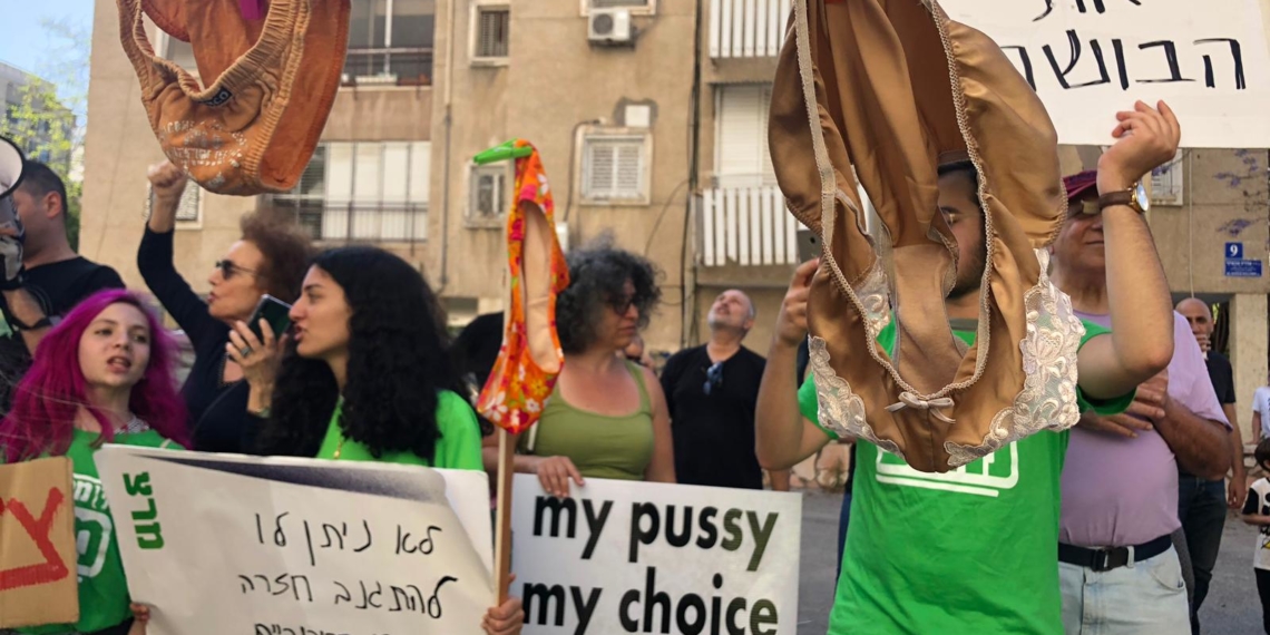 "כנס לחושך וצא לנו מהחים". המפגינים מול ביתו של אשל היום בצהריים