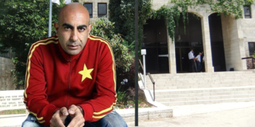 ברק כהן על מדרגות הלשכה בירושלים | אילוסטרציה