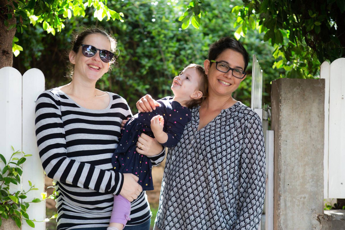 תמונה משפחתית: טלי, טל ויולי | צילום: דפנה טלמון