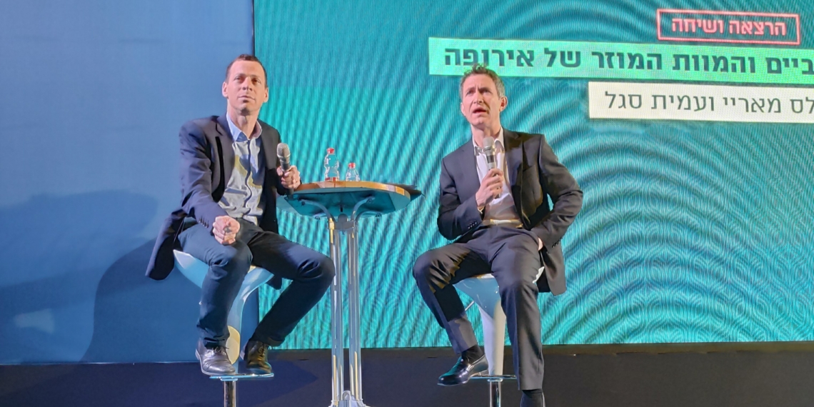 דגלאס מאריי ועמית סגל בכנס השמרנות. באנגלית זה נשמע יותר טוב | צילומים: אבנר כהן