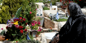 טקס זיכרון בהר הרצל. ההורים שכל ימי השנה עבורם הוא יום אבל |
צילום: עמוס בן גרשום