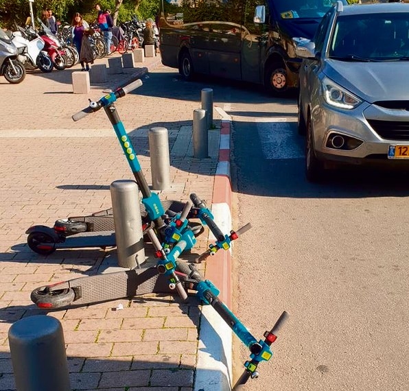 דפוקים וזרוקים ברחובות תל אביב. הקורקינטים השיתופיים | צילום: עמוד הפייסבוק "מחזירים את הבטיחות להולכי הרגל"