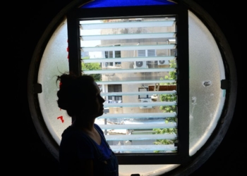 עובדת זרה המועמדת לגירוש (למצולמת אין קשר לכתבה) | צילום: אריאל ואן סטרטן