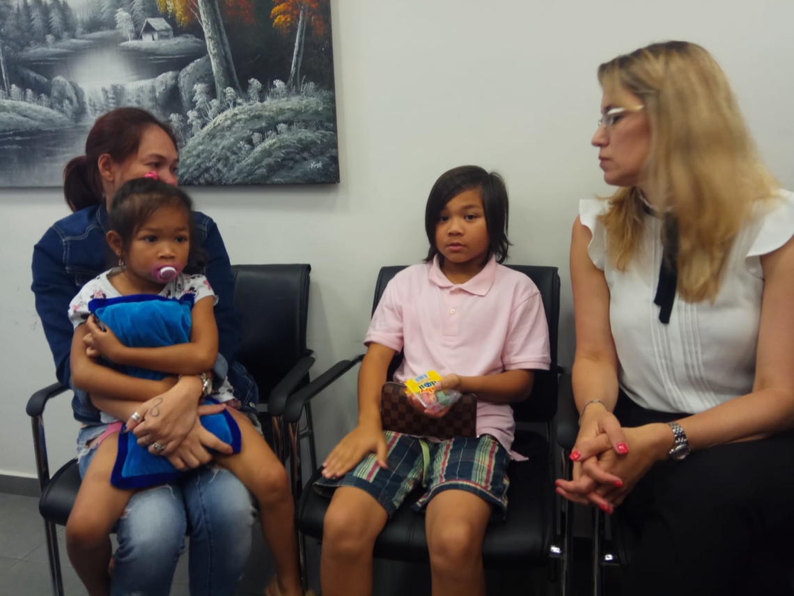 ג'רלדין אסטה ושני ילדיה