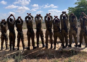 חיילי גולני בהזדהות עם מחאת יוצאי אתיופיה השבוע. דרך 'אוטופיה שלי'.