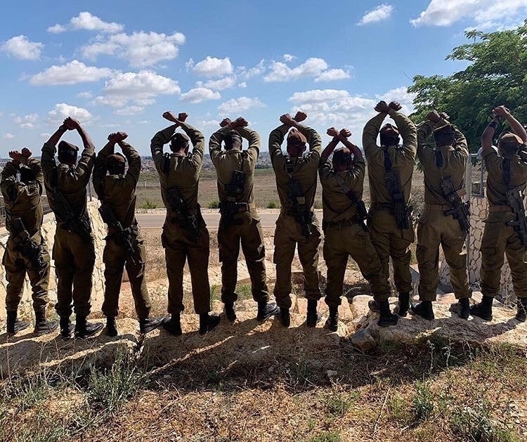 חיילי גולני בהזדהות עם מחאת יוצאי אתיופיה השבוע. דרך 'אוטופיה שלי'.