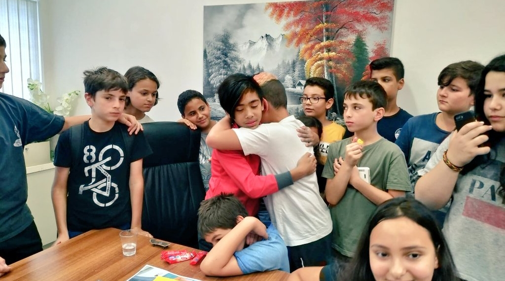 חבריו לכיתה של מ',  אחד הילדים המועמדים לגירוש, בדיון בעניינו בקיץ האחרון