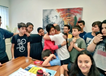 חבריו לכיתה של מ',  אחד הילדים המועמדים לגירוש, בדיון בעניינו בקיץ האחרון