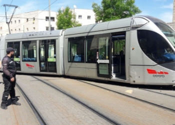 הרכבת הקלה בירושלים. הנער האוטיסט כנראה נלחץ מהמשטרה שהגיעה. צילום: דוברות המשטרה