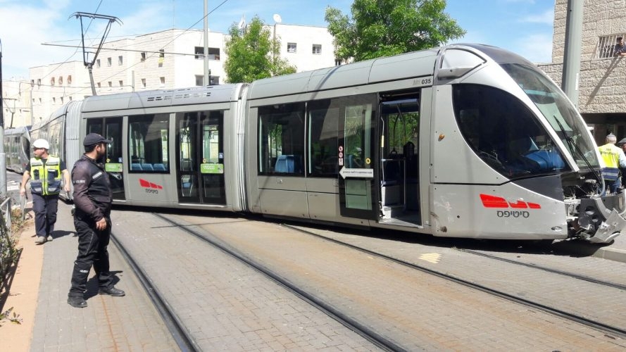 הרכבת הקלה בירושלים. הנער האוטיסט כנראה נלחץ מהמשטרה שהגיעה. צילום: דוברות המשטרה
