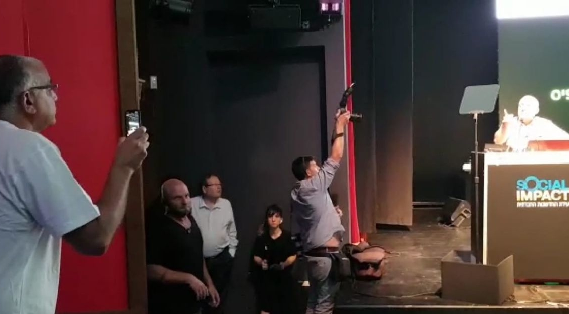 מפיק הדוקו לירן עצמור מתפרץ הבוקר לדבריו של יו"ר הפיס יצחקי במהלך כנס דה מרקר