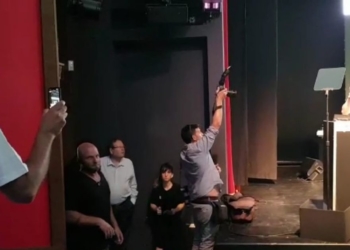 מפיק הדוקו לירן עצמור מתפרץ הבוקר לדבריו של יו"ר הפיס יצחקי במהלך כנס דה מרקר