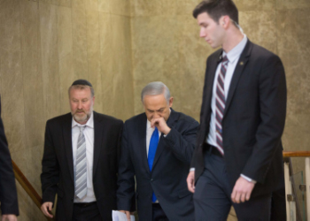 נתניהו ומנדלבליט, כמזכיר ממשלה, ב-2015. | צילום: יונתן סינדל, פלאש 90