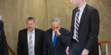 נתניהו ומנדלבליט, כמזכיר ממשלה, ב-2015. | צילום: יונתן סינדל, פלאש 90