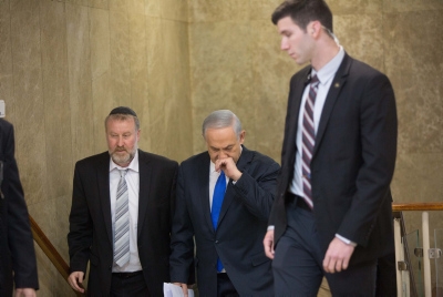 נתניהו ומנדלבליט, כמזכיר ממשלה, ב-2015. | צילום: יונתן סינדל, פלאש 90