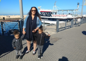 מורי עם נכדיה בחופשה מהכלא