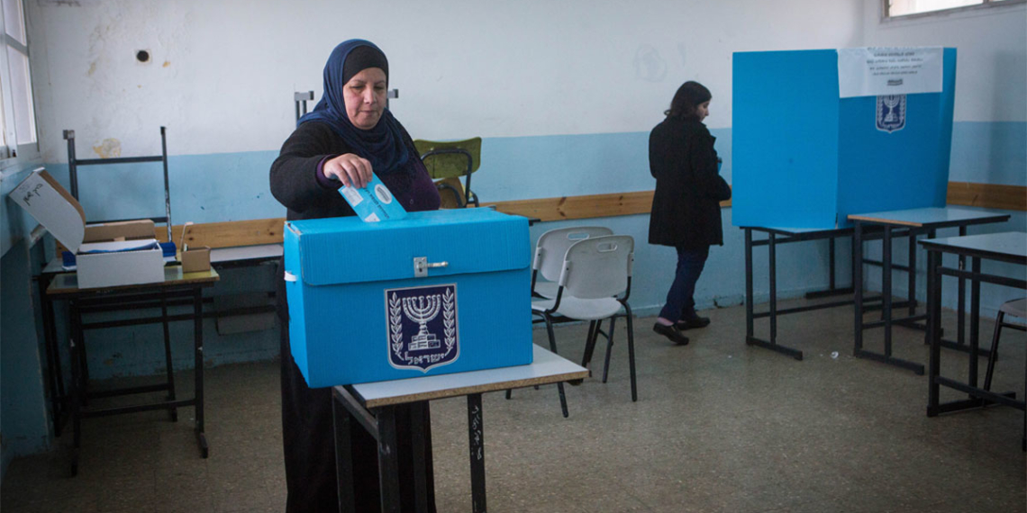 הצבעה בקלפי בבית צפפא | צילום: מרים אלסטר פלאש90