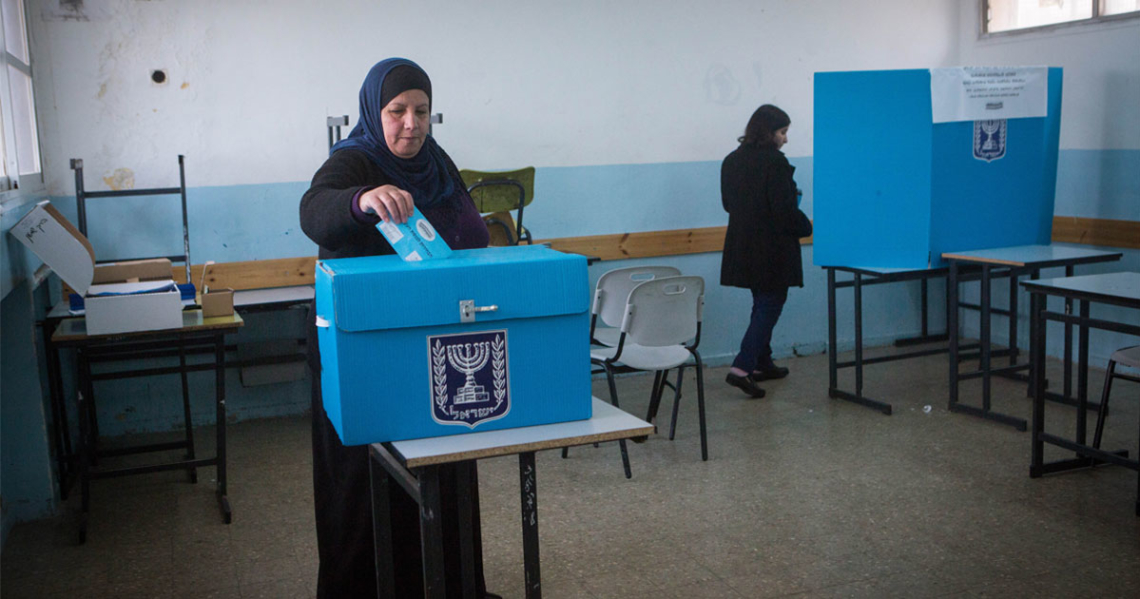 הצבעה בקלפי בבית צפפא | צילום: מרים אלסטר פלאש90