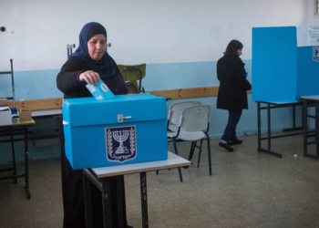 הצבעה בקלפי בבית צפפא | צילום: מרים אלסטר פלאש90