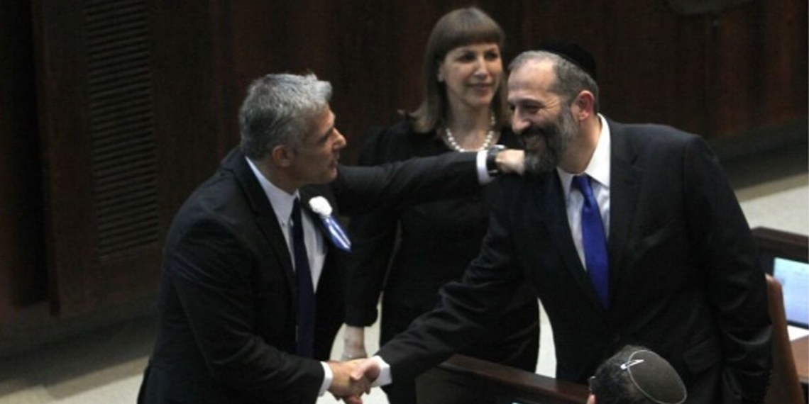 אריה דרעי ויאיר לפיד ב-2013 | צילום: מרים אלסטר, פלאש 90