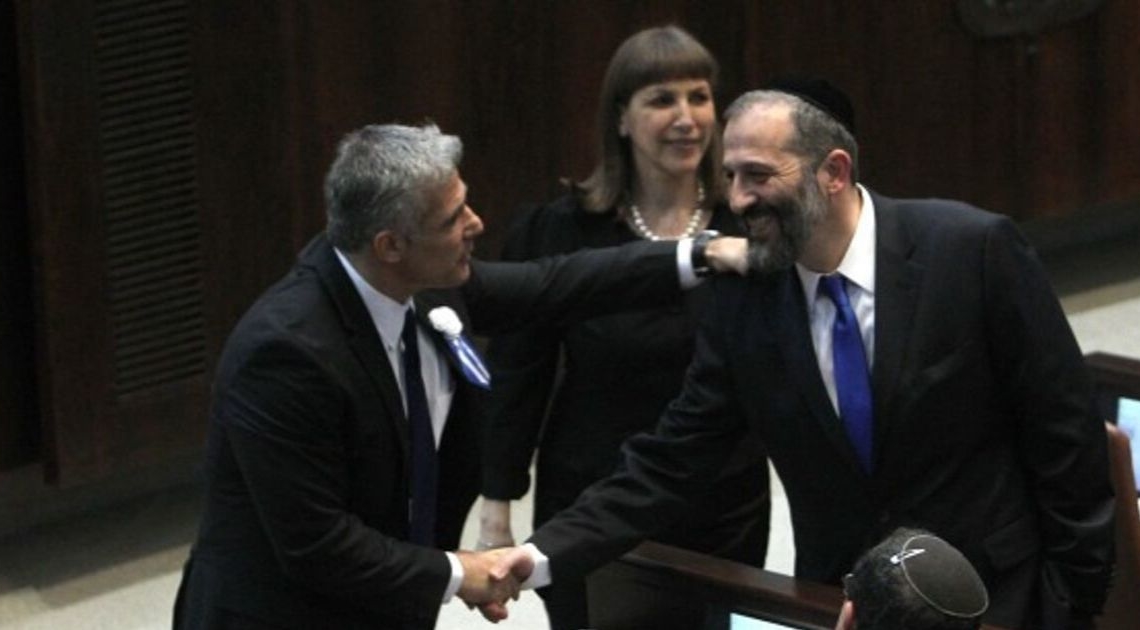 אריה דרעי ויאיר לפיד ב-2013 | צילום: מרים אלסטר, פלאש 90